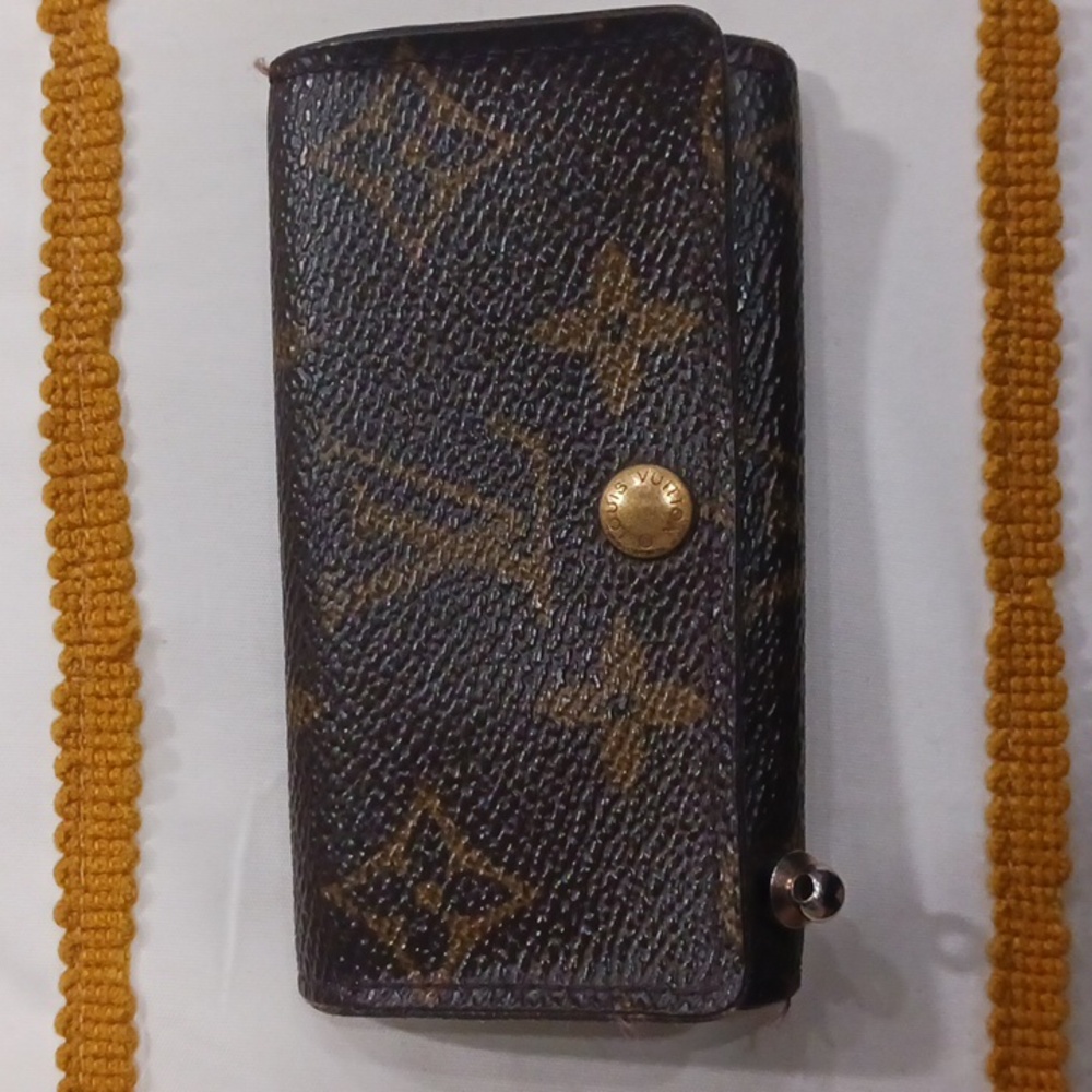 Louis Vuitton Brown and Gold Monogram Key Case - Picture 1 of 14